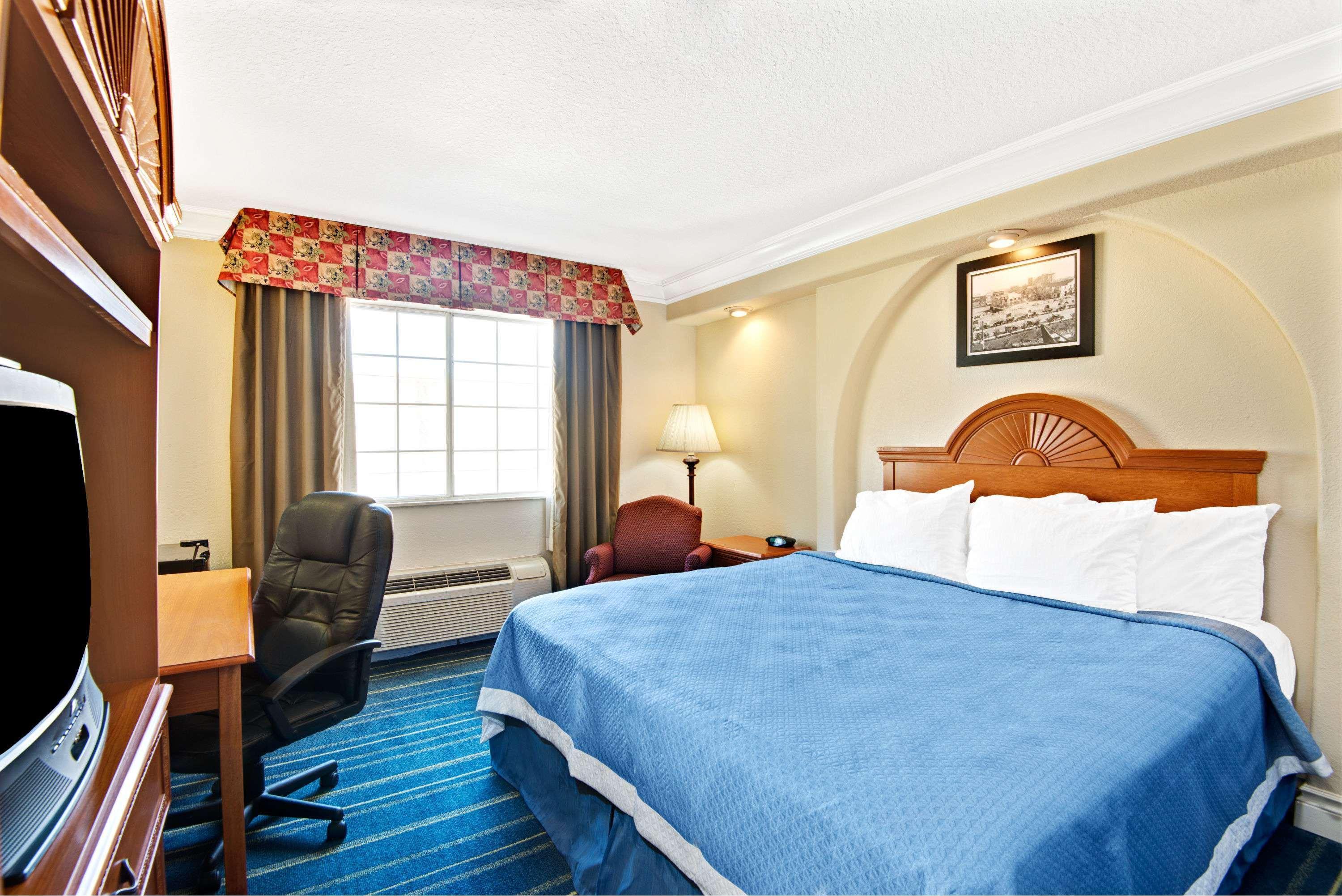 Days Inn By Wyndham San Antonio Airport Экстерьер фото