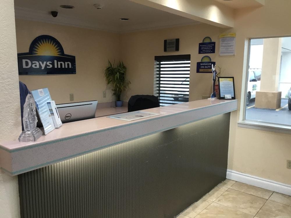 Days Inn By Wyndham San Antonio Airport Экстерьер фото