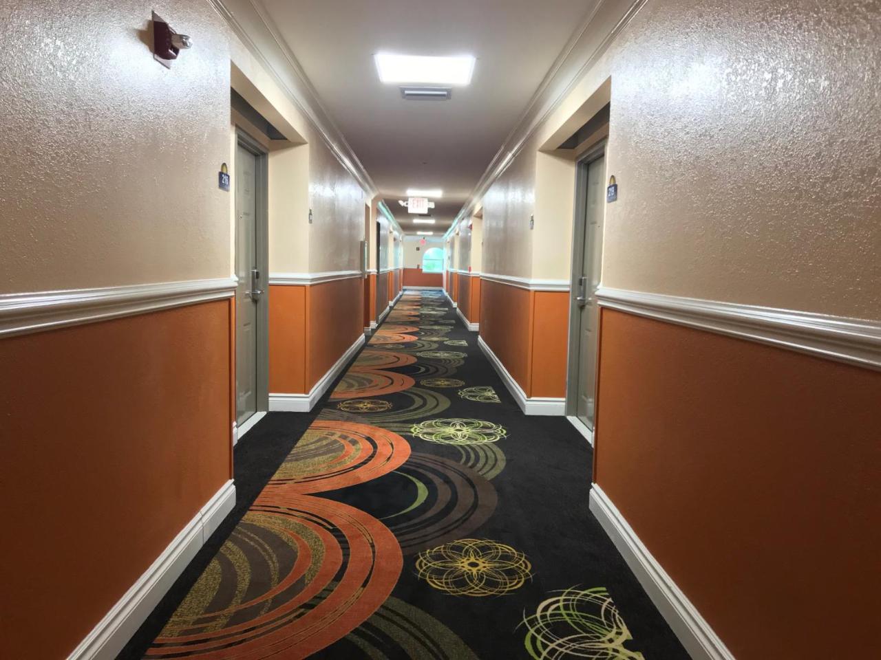 Days Inn By Wyndham San Antonio Airport Экстерьер фото